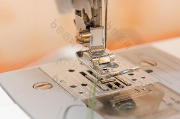 缝纫机器.机器为缝纫关-在上面.自动的缝纫