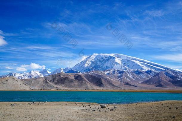 穆兹塔加塔山峰和卡拉库耳大尾绵羊湖采用秋