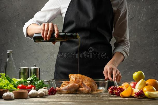 指已提到的人厨师涌出橄榄油向指已提到的人鸡和成果为烘焙FaroeIslands法罗群岛