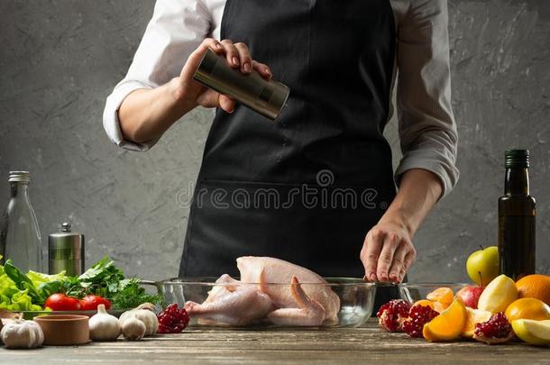 指已提到的人厨师少量盐和鸡和成果为烘焙为一
