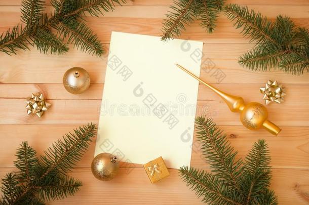 空的卡片为你的文本,金有色的圣诞节装饰和