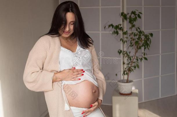 房间肖像关于指已提到的人美丽的怀孕的女人在之前分娩