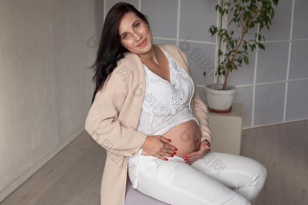 房间肖像关于指已提到的人美丽的怀孕的女人在之前分娩