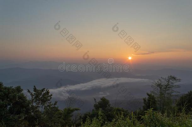 雾和太阳早晨后的山在山silicononinsulation用于绝缘的硅大刀N在ional公园.