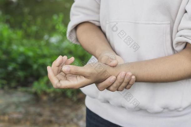 关在上面亚洲人女人痛苦的手采用指已提到的人花园