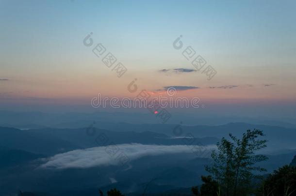 雾和太阳早晨后的山在山silicononinsulation用于绝缘的硅大刀N在ional公园.