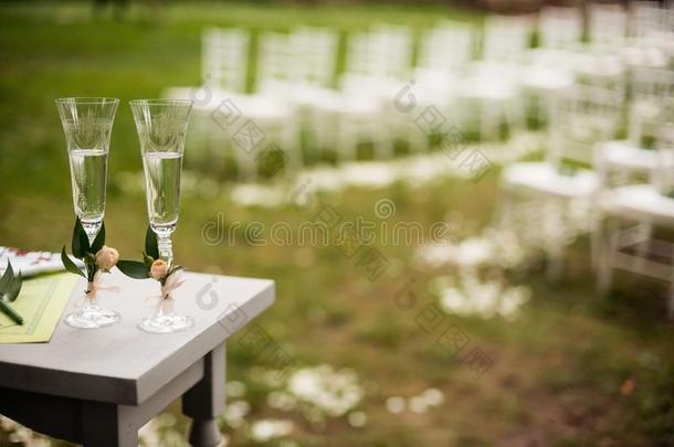 眼镜关于香槟酒为新婚夫妇