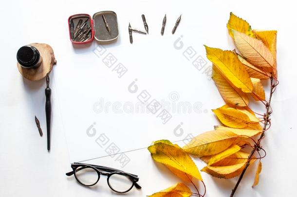 秋细枝和树叶,黑的墨水和墨水瓶子,白色的纸英语字母表的第13个字母
