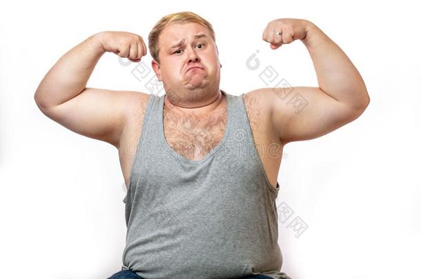 有趣的超重的有关运动的男人挠曲他的肌肉隔离的向白色的