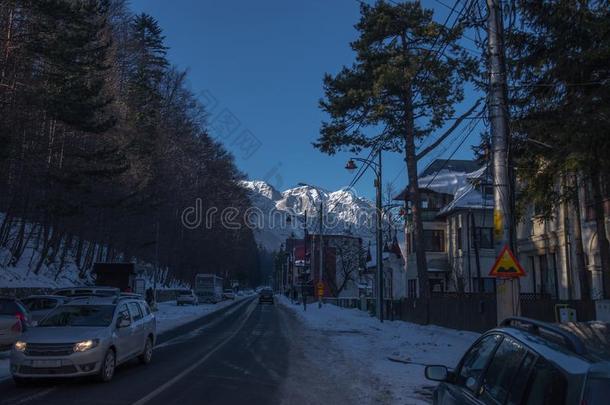 路和cablerelaystati向s电缆继电器站采用小的城市向背景关于下雪的mounta采用s.英语字母表的第18个字母