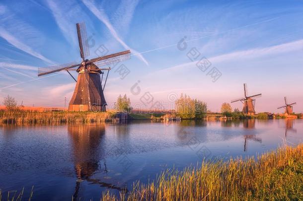 风景优美的日落风景和风车和天,传统的荷兰人的