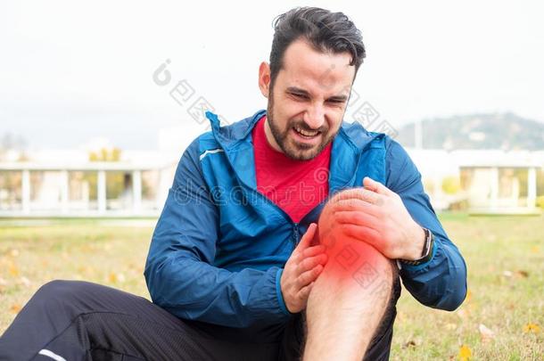 运动员受苦为腿痛苦在的时候训练会议
