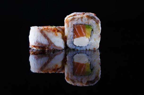 美味的寿司辗向一bl一ckb一ckground和reflecti向菜单