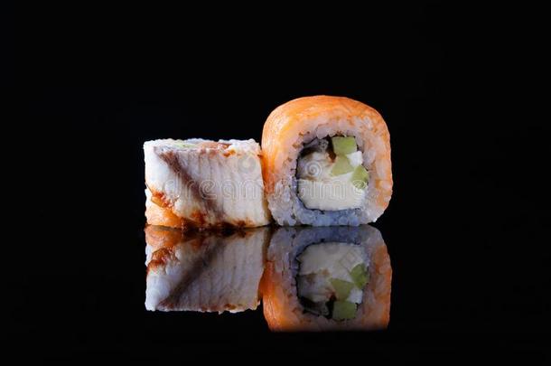 美味的寿司辗和鱼向一bl一ckb一ckground和裁判