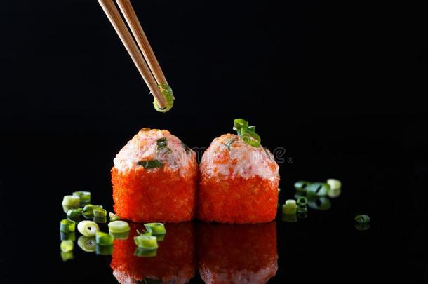 促进食欲的烘烤制作的寿司辗和鱼,绿色的洋葱和切普蒂