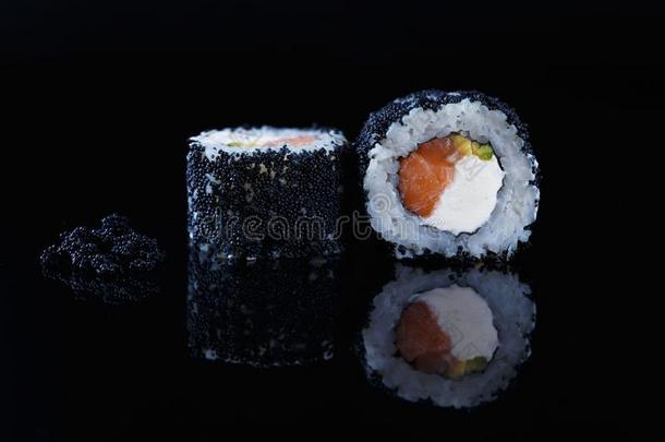 促进食欲的寿司辗和鱼和鱼子酱,向一bl一ckb一ckgroun