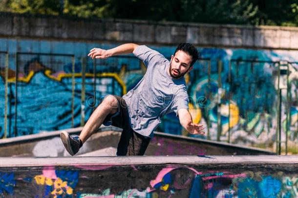 英俊的男人火车跑酷。Parkour运动把整个城市当作一个大训练场在都市的位