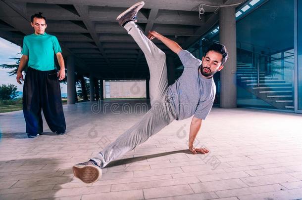 两个朋友训练跑酷。Parkour运动把整个城市当作一个大训练场托格特在都市的位