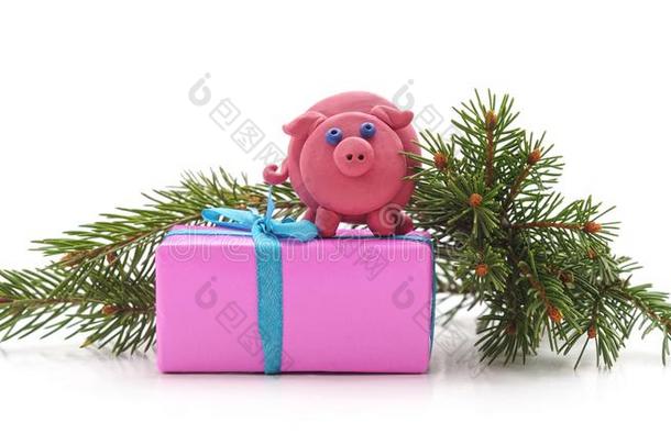 漂亮的粉红色的猪关于塑像用黏土为一赠品.