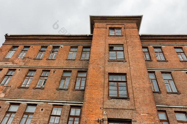 向上的看法向老的红色的砖墙建筑物和窗和中心<strong>思想</strong>