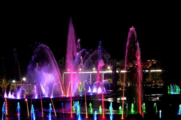 明亮的有色的音乐的人造喷泉埃拉特,斑点关于许多-有色的