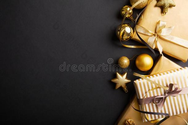金色的银圣诞节装饰向黑的