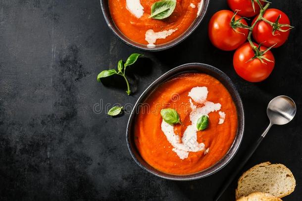 多乳脂的或似乳脂的番茄汤serve的过去式采用碗
