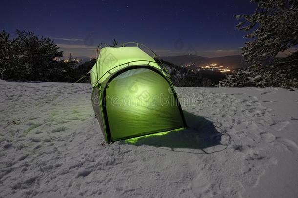 被<strong>照明</strong>的帐篷采用冬酒精灯煮水器公园,西西里岛