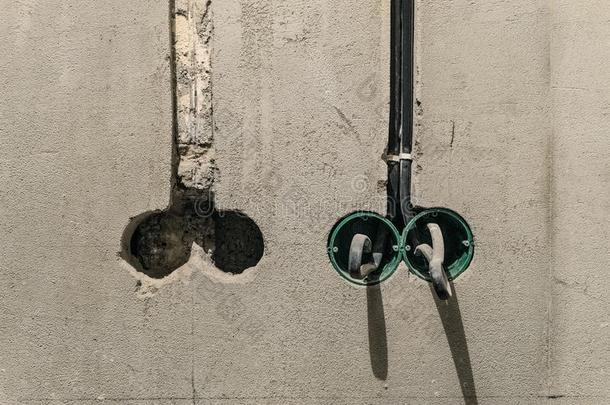 技术上的沟采用墙为用电的金属丝和插座walnut胡桃