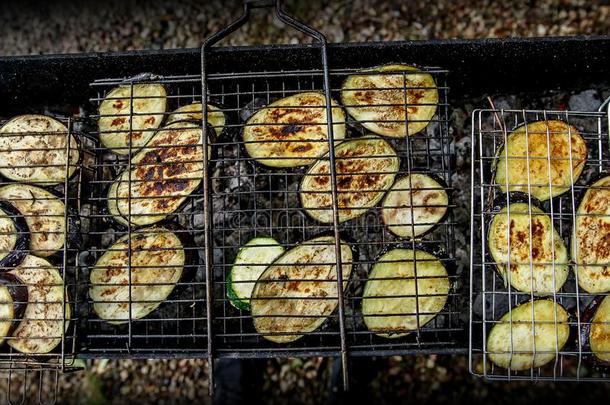 烤的夏季产南瓜之一种烹饪术向一敞开的火焰烧烤.