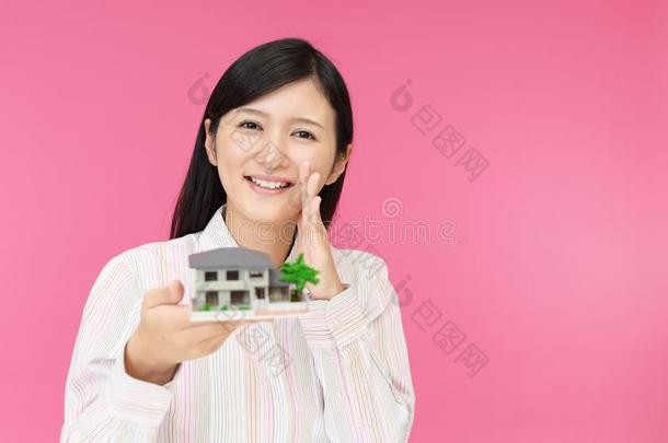 女人和一房屋模型