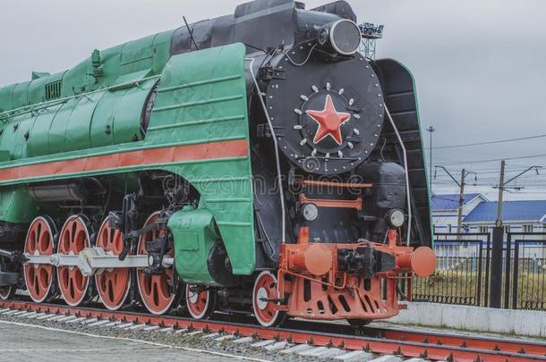 大的蒸汽火车头和一红色的st一r,轮子关于老的蒸汽机车