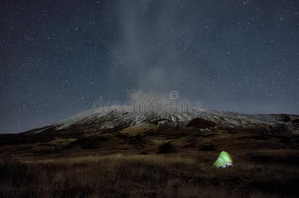 <strong>照明</strong>帐篷在下面冬酒精灯煮水器登上和布满星星的夜,西西里岛