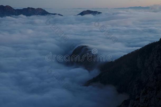 风景优美的日出越过多雾的风景采用指已提到的人mounta采用s