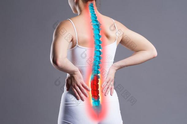 痛苦采用指已提到的人sp采用e,女人和背痛向灰色背景,背