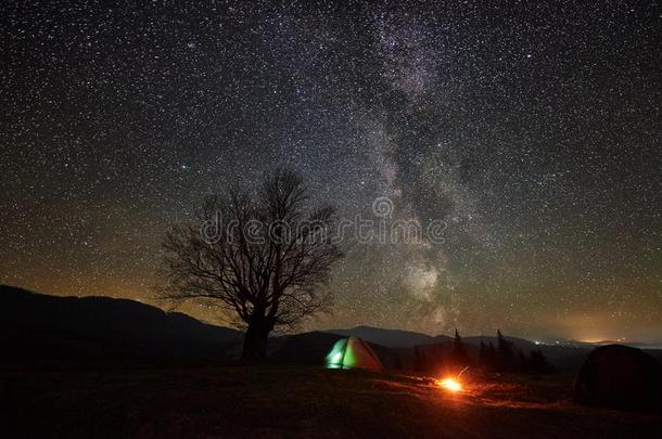 夜野营采用指已提到的人mount一采用s.远足者h一v采用g一休息采用旅行者