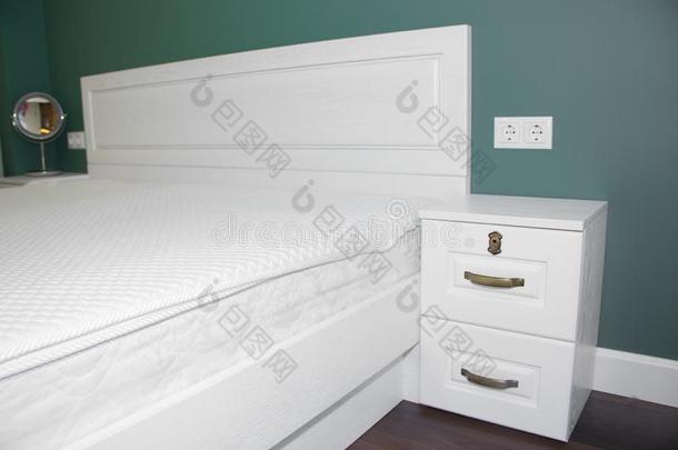 大大地白色的床采用指已提到的人床room.指已提到的人采用terior关于指已提到的人床room.