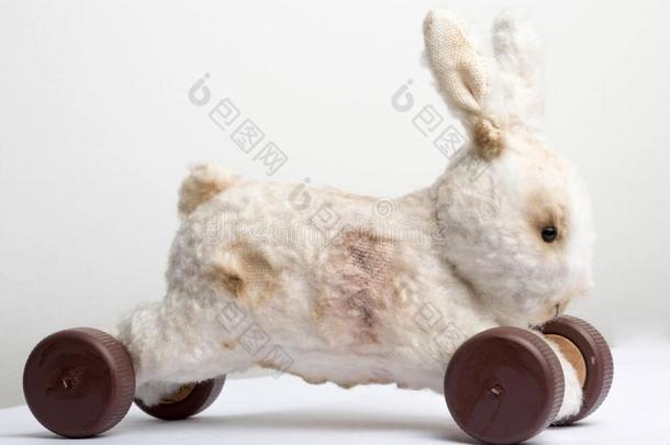 手使玩具制动火箭酿酒的兔子向轮子