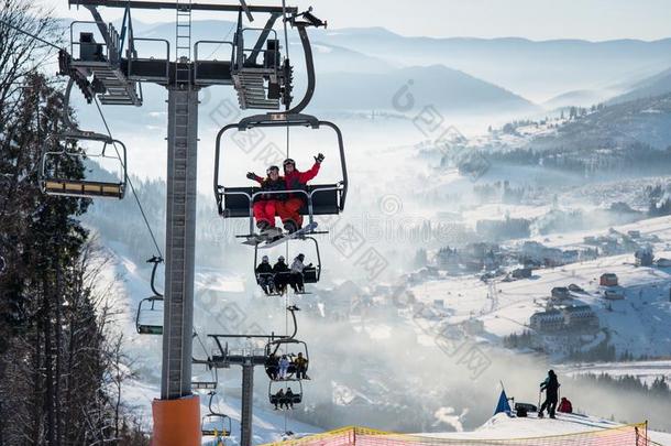 滑雪板和滑雪者向一滑雪举起一t冬滑雪求助