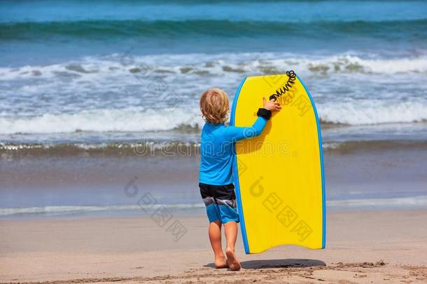 小的冲浪运动员跑和身体冲浪板向海海滩