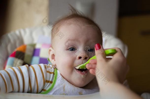 指已提到的人第一给食关于指已提到的人婴儿从指已提到的人勺.妈妈喂养婴儿homonym同音异义词