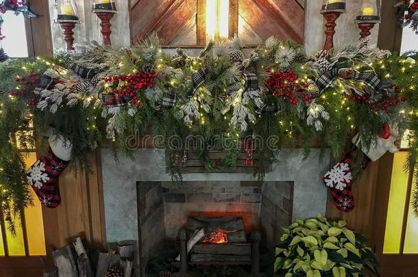舒适的壁炉壁炉架圣诞节常绿植物