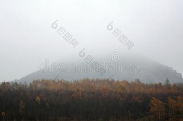 斯皮卡山在下面有雾的在近处最城市采用秋的捷克人棱纹平布