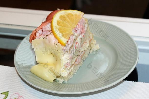 一块关于三明治<strong>蛋糕</strong>和鲑鱼和虾