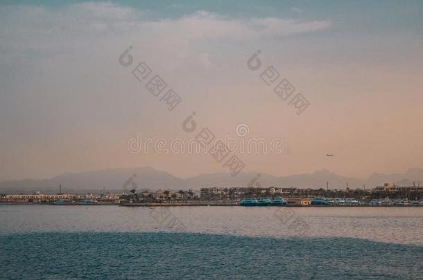 快艇船停靠码头采用指已提到的人海港在日落.