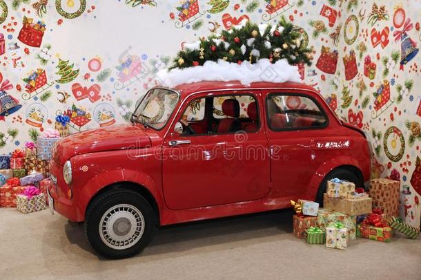 圣诞节红色的汽车向指已提到的人背景关于圣诞节布置.