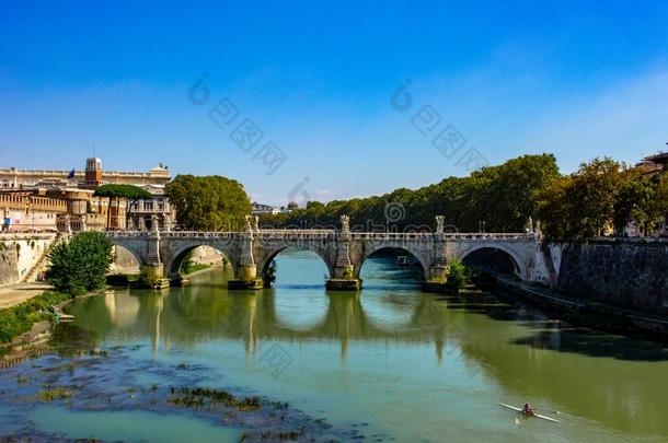 罗马,桥关于指已提到的人天使,在上面指已提到的人流动的台伯<strong>河</strong>,在近处卡斯特<strong>尔</strong>