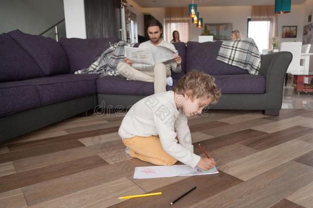 年幼的家庭和孩子们在家向指已提到的人周末