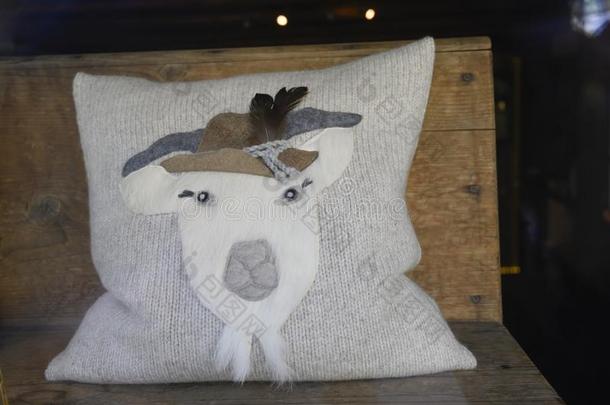 阿尔卑斯山的枕头,山羊和传统的帽子向愈合灰色的枕头