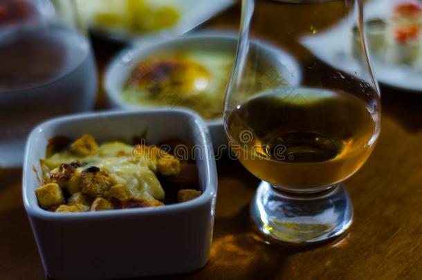 玻璃关于威士忌<strong>酒单</strong>一的麦芽和放置和不同的开胃品采用